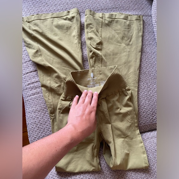 NEW Free People Movement Good Karma Flare Pants in Pea Green Size XS - Picture 2 of 6